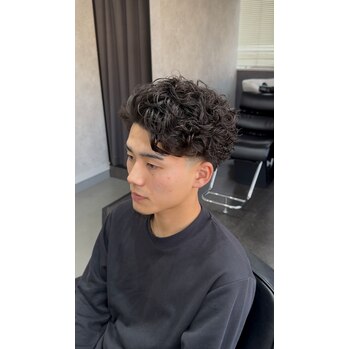 テーパーフェードにカーリーパーマで海外風スタイル | BOOST men's hair salon
