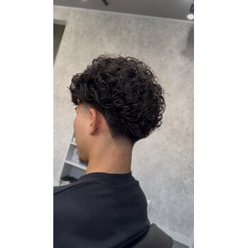 テーパーフェードにカーリーパーマで海外風スタイル | BOOST men's hair salon