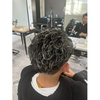 ホワイトメッシュ×ギャングスパイラル | BOOST men's hair salon