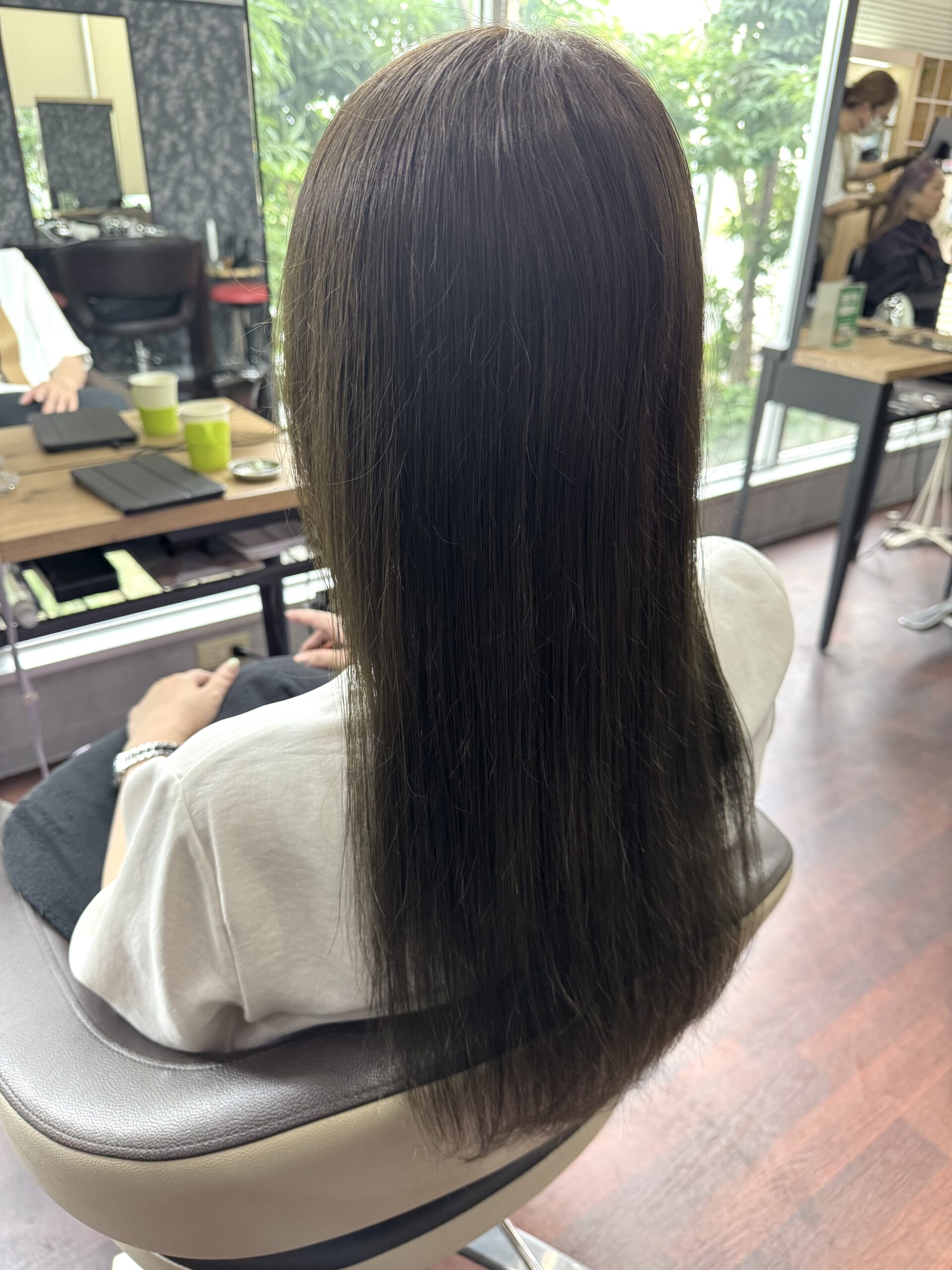 顔周りのうねりを抑えて夏対策☆白髪染めでも叶う透明感あふれるペリドットカラー | Le・reve 船越店