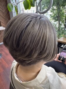 脱白髪染め☆白髪ぼかし×透明感シルバーショート | Le・reve 和田店
